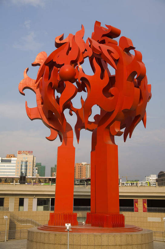 无人,高楼大厦,竖图,室外,白天,仰视,旅游,度假,标志建筑,大厦,道路,地标,建筑,路,摩天大楼,公路,雕塑,北京,中国,亚洲,阴影,艺术,装饰,光线,雕刻,雕像,影子,云,云朵,交通,首都,云彩,娱乐,建设,一个,红色,蓝色,白云,蓝天,天空,阳光,工艺品,天,享受,休闲,旅游胜地,放松,晴朗,单个,纪念,美术,主题,陈列,东亚,中华人民共和国,北京市,京,北平,华北地区,功能,美学,丰台区,晴空,马路,彩图,低角度拍摄,大楼,高层建筑,高楼,摩天楼,西客站,北京西客站,北京西站