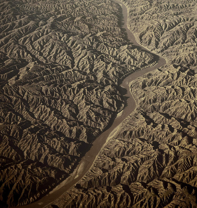 无人,竖图,俯视,航拍,室外,白天,旅游,度假,河流,石头,美景,山,山脉,水,峡谷,黄河,中国,亚洲,阴影,曲折,弯曲,光线,石子,影子,河水,景观,山峰,水流,山谷,山峦,娱乐,阳光,自然,群山,享受,休闲,景色,放松,蜿蜒,岩层,鸟瞰,自然风光,东亚,中华人民共和国,母亲河,石块,岩石,彩图,高角度拍摄