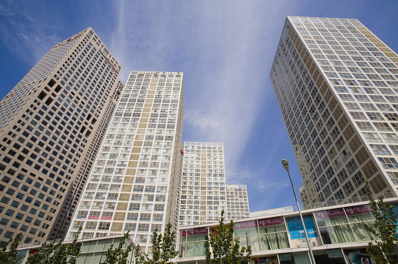 无人,家,高楼大厦,横图,室外,白天,仰视,旅游,度假,植物,窗户,标志建筑,大厦,地标,建筑,摩天大楼,北京,中国,亚洲,一排,许多,阴影,整齐,并列,并排,光线,影子,房屋,屋子,云,云朵,首都,很多,云彩,娱乐,建设,楼房,玻璃窗,住宅,树,树木,排列,蓝色,绿色,白云,蓝天,天空,阳光,自然,天,享受,休闲,旅游胜地,放松,生长,晴朗,成长,队列,平行,东亚,中华人民共和国,北京市,京,北平,华北地区,朝阳区,晴空,彩图,低角度拍摄,房子,大楼,高层建筑,高楼,摩天楼,北京CBD,北京商务中心区,中国北京大北窑,北京建外SOHO,建外SOHO