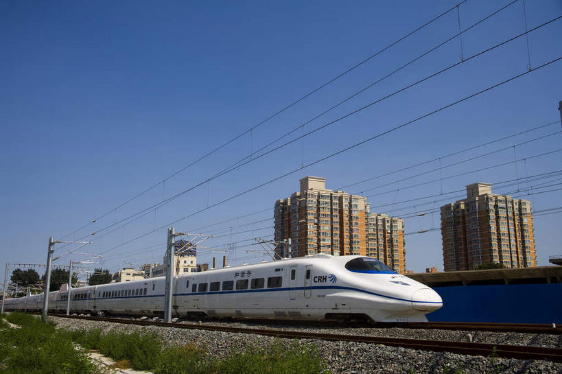 无人,横图,室外,白天,正面,旅游,度假,草地,草坪,植物,标志建筑,地标,建筑,路,铁路,北京,中国,亚洲,一辆,阴影,电力,光线,电线,线,影子,云,云朵,电能,轨道,交通,铁轨,首都,线路,云彩,娱乐,建设,架子,车,草,树,树木,蓝色,绿色,白色,白云,蓝天,天空,阳光,自然,交通工具,天,享受,休闲,旅游胜地,放松,运输,生长,晴朗,成长,电,支撑,电源,电源线,固定,载具,能量,动车,东亚,中华人民共和国,北京市,京,北平,华北地区,晴空,彩图,北京南站