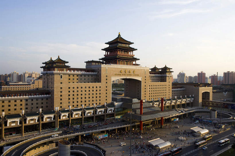 无人,火车站,横图,室外,白天,正面,旅游,度假,植物,窗户,标志建筑,大桥,道路,地标,建筑,路,路灯,桥梁,公路,车站,照明,北京,中国,亚洲,一排,许多,阴影,环保,曲折,弯曲,整齐,并列,并排,光线,瓦片,影子,屋檐,云,云朵,高架,拱门,桥,灯光,分界线,防护,停车线,站台,交通,首都,很多,云彩,娱乐,建设,月台,檐,玻璃窗,灯,树,树木,排列,蓝色,绿色,白云,蓝天,天空,阳光,自然,天,享受,休闲,旅游胜地,放松,蜿蜒,生长,晴朗,成长,车行道,车行道分界线,照亮,照明设备,队列,美好,美妙,标线,间隔,平行,高架桥,东亚,车行线,高架道路,跨线桥,中华人民共和国,北京市,京,北平,华北地区,美观,雅观,丰台区,绿篱,生篱,树篱,植篱,晴空,马路,彩图,铁路车站,铁路站,西客站,北京西客站,北京西站