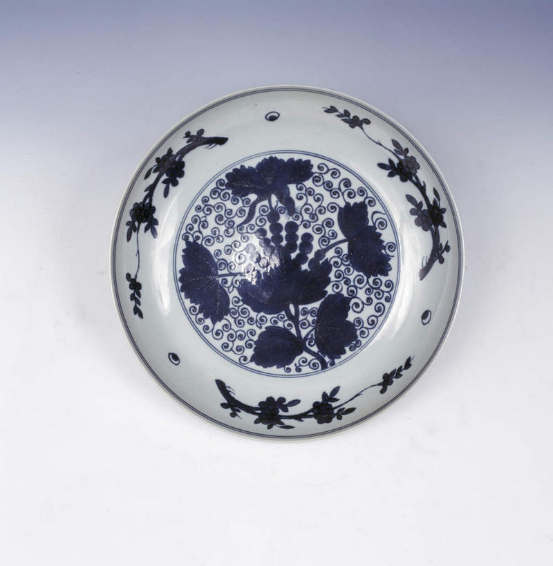 无人,竖图,俯视,室内,特写,白天,桌面,桌子,静物,餐具,蓝色背景,艺术,纹路,瓷器,碟子,盘,纹理,手工艺品,文化,传统,一个,盘子,工艺品,碟,摄影,影棚,单个,青花瓷,高雅,肌理,自信心,品位,磁器,白地青花瓷,青花,彩图,高角度拍摄,影棚拍摄,拍摄