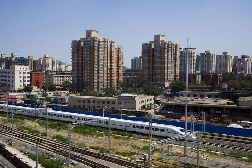 无人,横图,室外,白天,正面,旅游,度假,草地,草坪,植物,标志建筑,地标,建筑,路,铁路,北京,中国,亚洲,一辆,阴影,电力,光线,电线,线,影子,云,云朵,电能,轨道,交通,铁轨,首都,线路,云彩,娱乐,建设,架子,车,草,树,树木,蓝色,绿色,白色,白云,蓝天,天空,阳光,自然,交通工具,天,享受,休闲,旅游胜地,放松,运输,生长,晴朗,成长,电,支撑,电源,电源线,固定,载具,能量,动车,东亚,中华人民共和国,北京市,京,北平,华北地区,晴空,彩图,北京南站