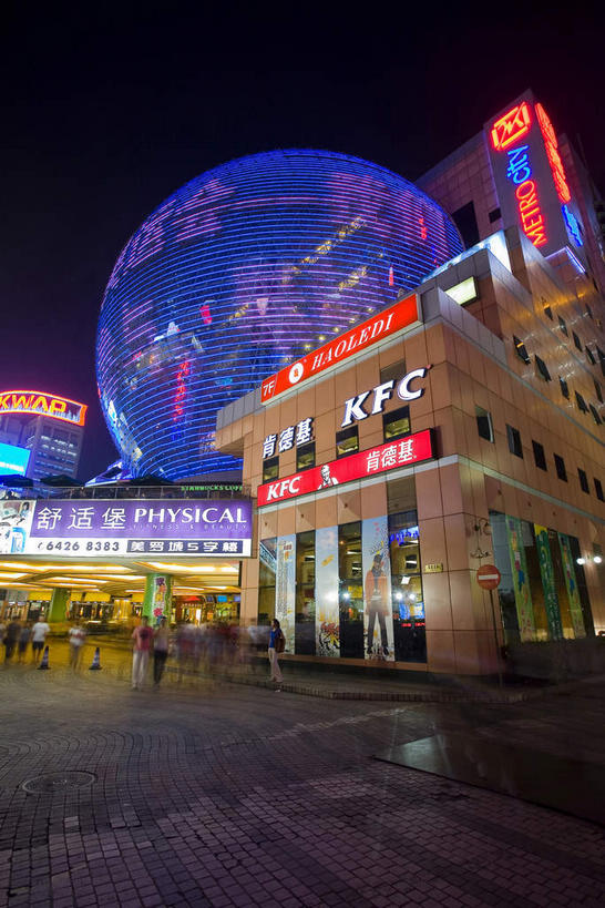 无人,商店,竖图,彩色,室外,夜晚,仰视,购物,旅游,度假,消费,窗户,落地窗,门,标志建筑,超市,道路,地标,建筑,路,霓虹灯,商场,夜景,上海,中国,亚洲,一排,许多,阴影,整齐,并列,并排,光线,影子,小路,灯光,七彩,交通,很多,娱乐,光源,建设,霓虹,玻璃窗,灯,排列,门框,享受,休闲,旅游胜地,放松,金融,百货,徐家汇,申,照明设备,队列,平行,选购,玻璃幕墙,贸易,百货公司,东亚,徐汇区,上海市,美罗城,中华人民共和国,沪,华东地区,氖灯,血拼,彩图,低角度拍摄,购物商场,购物中心,商业中心,肇嘉浜路