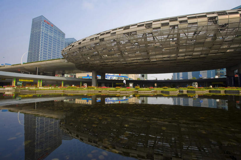 无人,高楼大厦,横图,室外,白天,仰视,旅游,度假,窗户,落地窗,标志建筑,大厦,地标,建筑,摩天大楼,上海,中国,亚洲,一排,许多,阴影,整齐,并列,并排,光线,影子,池塘,水池,很多,娱乐,建设,玻璃窗,架子,排列,蓝色,倒影,蓝天,天空,阳光,天,享受,休闲,旅游胜地,放松,晴朗,支撑,固定,申,倒映,队列,平行,玻璃幕墙,杨浦区,东亚,上海市,五角场,万达广场,万里无云,中华人民共和国,沪,华东地区,反照,晴空,晴空万里,彩图,低角度拍摄,大楼,高层建筑,高楼,摩天楼