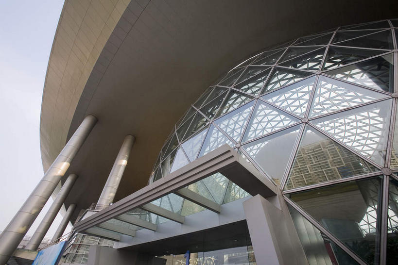 无人,横图,室外,白天,仰视,旅游,度假,技术,窗户,门,标志建筑,地标,建筑,上海,中国,亚洲,一排,许多,阴影,研究,整齐,光线,科学,影子,柱子,墙,很多,教育,娱乐,建设,浦东,玻璃窗,墙壁,墙面,排列,蓝色,倒影,蓝天,天空,阳光,门框,天,享受,休闲,旅游胜地,放松,上海科技馆,晴朗,展览,申,倒映,队列,欣赏,科技馆,陈列,浦东新区,世纪大道,东亚,上海市,万里无云,中华人民共和国,沪,华东地区,反照,晴空,晴空万里,彩图,低角度拍摄,科学技术馆