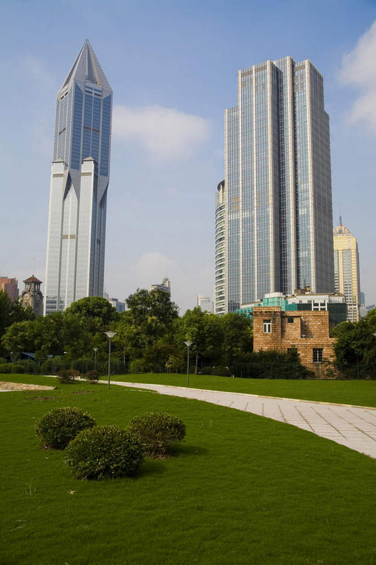 无人,家,高楼大厦,竖图,室外,白天,仰视,度假,草地,草坪,美景,植物,窗户,落地窗,城市风光,标志建筑,城市,大厦,道路,地标,建筑,路,路灯,摩天大楼,照明,上海,中国,亚洲,一排,许多,阴影,整齐,并列,并排,光线,影子,房屋,屋子,景观,云,云朵,小路,灯光,交通,很多,云彩,娱乐,建设,楼房,玻璃窗,石板路,住宅,灯,草,树,树木,排列,蓝色,绿色,白云,蓝天,天空,阳光,自然,人民广场,天,享受,休闲,景色,放松,生长,晴朗,成长,照亮,申,照明设备,队列,平行,玻璃幕墙,黄浦区,明天广场,东亚,上海市,中华人民共和国,沪,华东地区,上海人民广场,晴空,彩图,低角度拍摄,房子,大楼,高层建筑,高楼,摩天楼,黄陂北路,创兴金融中心