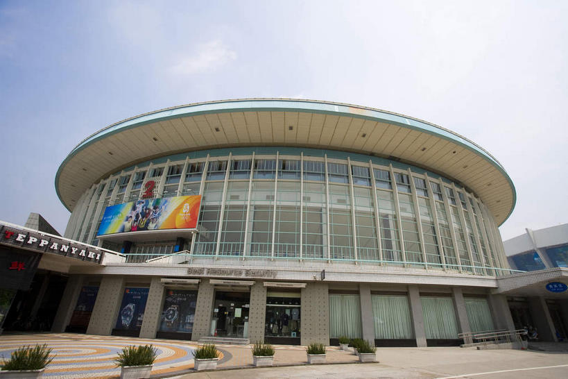 无人,体育馆,运动场,横图,室外,白天,仰视,旅游,度假,植物,窗户,楼梯,标志建筑,地标,建筑,上海,中国,亚洲,一排,许多,吊挂,悬挂,阴影,整齐,光线,信息,盆栽,影子,阶梯,墙,云,云朵,盆景,很多,挂,云彩,娱乐,建设,体育场,海报,玻璃窗,广告,墙壁,墙面,台阶,排列,蓝色,绿色,白云,蓝天,天空,阳光,自然,天,享受,休闲,旅游胜地,放松,生长,晴朗,成长,申,队列,宣传,东亚,上海体育馆,徐汇区,上海大舞台,上海市,中华人民共和国,沪,华东地区,运动馆,晴空,彩图,低角度拍摄,万人体育馆,招贴