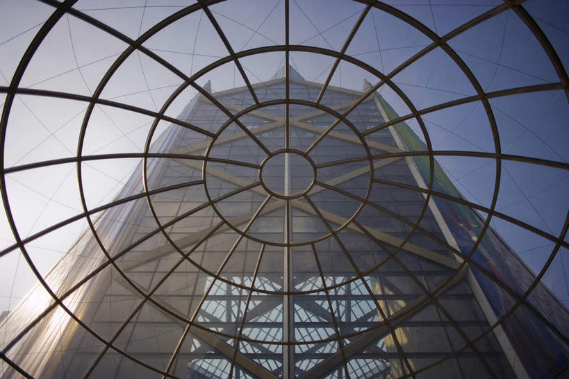 无人,银行,高楼大厦,横图,室外,白天,仰视,度假,美景,窗户,城市风光,城市,大厦,建筑,摩天大楼,北京,中国,亚洲,一排,许多,阴影,整齐,光线,影子,墙,景观,首都,很多,娱乐,建设,玻璃窗,墙壁,墙面,排列,蓝色,蓝天,天空,阳光,天,享受,休闲,景色,放松,金融,理财,经济,晴朗,资金,队列,流通,贸易,中国银行,长安街,东亚,万里无云,中华人民共和国,北京市,京,北平,华北地区,晴空,晴空万里,彩图,低角度拍摄,大楼,高层建筑,高楼,摩天楼,神州第一街,机构,金融机构,商业银行,中国银行总行大厦