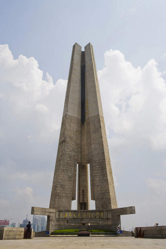 无人,公园,竖图,室外,白天,仰视,旅游,度假,建材,标志建筑,地标,建筑,上海,中国,亚洲,一排,许多,阴影,整齐,光线,材料,影子,柱子,砖,砖块,墙,云,云朵,纪念碑,很多,云彩,娱乐,建设,墙壁,墙面,排列,蓝色,白云,蓝天,天空,阳光,天,享受,休闲,砖头,旅游胜地,放松,建造,晴朗,申,队列,黄浦区,东亚,人民英雄纪念塔,上海市,中华人民共和国,沪,华东地区,黄浦公园,石料,晴空,彩图,低角度拍摄,砌墙砖,纪念塔,上海市人民英雄纪念塔