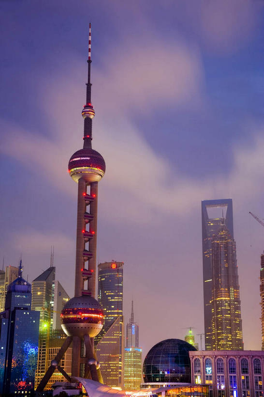 无人,高楼大厦,竖图,彩色,室外,夜晚,仰视,度假,美景,日落,城市风光,标志建筑,城市,大厦,地标,建筑,摩天大楼,霓虹灯,上海,中国,亚洲,阴影,光线,影子,景观,晚霞,霞光,落日,建筑群,塔,灯光,七彩,娱乐,光源,建设,东方明珠,浦东,霓虹,灯,黄昏,享受,休闲,景色,彩霞,放松,环球金融中心,申,照明设备,电视塔,金融中心,陆家嘴,陆家嘴金融贸易区,浦东新区,上海环球金融中心,东亚,东方明珠广播电视塔,东方明珠电视塔,滨江大道,上海国际会议中心,上海市,中华人民共和国,沪,华东地区,氖灯,夕照,薄暮,环球金融中心大厦,夕阳,彩图,低角度拍摄,傍晚,大楼,高层建筑,高楼,摩天楼,东方明珠塔,斜阳