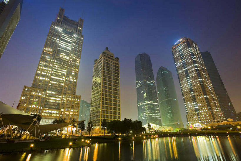 无人,高楼大厦,横图,室外,白天,仰视,度假,湖,湖泊,美景,树林,水,植物,窗户,城市风光,城市,大厦,建筑,路灯,摩天大楼,照明,上海,中国,亚洲,一排,许多,阴影,整齐,光线,影子,墙,湖面,景观,水流,水面,灯光,很多,娱乐,建设,浦东,玻璃窗,墙壁,墙面,灯,树,树木,排列,蓝色,绿色,倒影,蓝天,天空,自然,湖水,天,享受,休闲,景色,放松,生长,成长,照亮,申,倒映,照明设备,队列,陆家嘴,浦东新区,东亚,上海市,中华人民共和国,沪,华东地区,陆家嘴中心绿地,上海陆家嘴中心绿地,反照,彩图,低角度拍摄,大楼,高层建筑,高楼,摩天楼