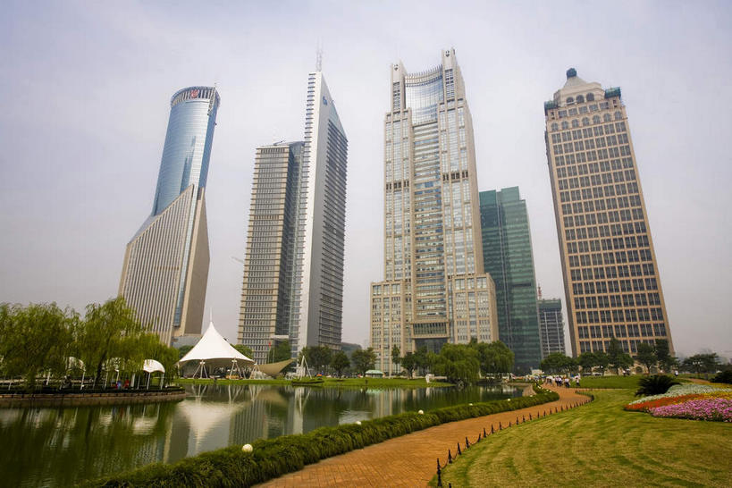 无人,高楼大厦,横图,室外,白天,仰视,度假,草地,草坪,湖,湖泊,美景,水,植物,窗户,落地窗,城市风光,城市,大厦,道路,建筑,路,摩天大楼,上海,中国,亚洲,一排,许多,阴影,曲折,弯曲,整齐,并列,并排,光线,影子,湖面,景观,水流,水面,云,云朵,建筑群,小路,交通,很多,云彩,娱乐,建设,浦东,玻璃窗,草,树,树木,中银大厦,排列,蓝色,绿色,白云,倒影,蓝天,天空,阳光,自然,湖水,天,享受,休闲,景色,放松,蜿蜒,生长,晴朗,成长,申,倒映,队列,平行,玻璃幕墙,金融中心,陆家嘴,陆家嘴金融贸易区,浦东新区,东亚,上海市,中华人民共和国,沪,华东地区,交银金融大厦,反照,晴空,彩图,低角度拍摄,大楼,高层建筑,高楼,摩天楼,上海银行大厦,上海中银大厦,黄金置地大厦,汇亚大厦