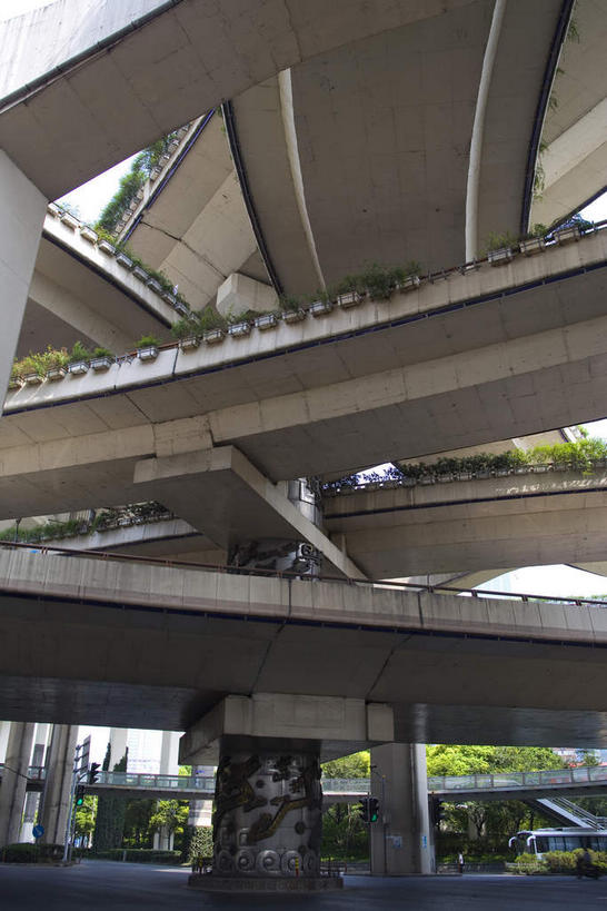 无人,栏杆,竖图,室外,白天,仰视,度假,美景,树林,植物,城市风光,城市,大桥,立交桥,桥梁,汽车,上海,中国,亚洲,阴影,反射,影子,柱子,景观,高架,围栏,桥,娱乐,护栏,车,树,树木,绿色,自然,交通工具,轿车,外滩,享受,休闲,景色,放松,生长,成长,虹桥机场,申,载具,高架桥,黄浦区,东亚,长宁区,上海市,高架道路,跨线桥,中华人民共和国,沪,华东地区,虹桥路,上海虹桥国际机场,立体交叉桥,彩图,低角度拍摄,上海延安高架路,枢纽立交,系统立交桥