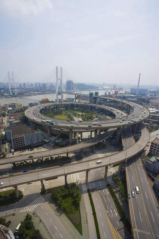 无人,高楼大厦,竖图,俯视,航拍,室外,白天,旅游,度假,河流,水,标志建筑,大桥,大厦,道路,地标,建筑,路,摩天大楼,桥梁,公路,汽车,上海,中国,亚洲,许多,阴影,光线,影子,河水,水流,云,云朵,高架,斜拉桥,桥,交通,很多,云彩,娱乐,建设,黄浦江,浦东,车,蓝色,白云,蓝天,天空,阳光,交通工具,轿车,天,享受,休闲,旅游胜地,放松,晴朗,申,鸟瞰,载具,南浦大桥,高架桥,黄浦区,浦东新区,东亚,上海市,高架道路,跨线桥,中华人民共和国,沪,华东地区,斜张桥,晴空,马路,彩图,高角度拍摄,大楼,高层建筑,高楼,摩天楼,春申江