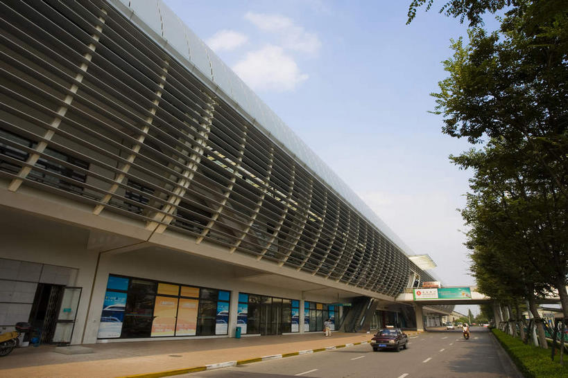 无人,横图,室外,白天,仰视,度假,美景,树林,植物,城市风光,城市,道路,路,公路,车站,汽车,上海,中国,亚洲,一辆,阴影,光线,影子,景观,云,云朵,分界线,停车线,站台,交通,云彩,娱乐,月台,车,树,树木,蓝色,绿色,白云,蓝天,天空,阳光,自然,交通工具,轿车,天,享受,休闲,景色,放松,生长,晴朗,成长,车行道,车行道分界线,申,载具,标线,磁悬浮,东亚,车行线,上海市,磁悬浮列车,中华人民共和国,沪,华东地区,晴空,马路,彩图,低角度拍摄,磁悬浮技术,上海磁悬浮列车