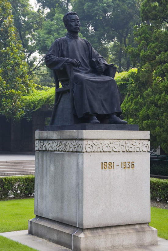 东方人,一个人,无人,公园,坐,竖图,室外,白天,正面,民族服装,旅游,度假,草地,草坪,植物,标志建筑,地标,建筑,椅子,雕塑,上海,中国,亚洲,仅一个男性,仅一个人,仅一个中年男性,一张,阴影,服装,艺术,装饰,光线,标志,雕刻,雕像,数字,文字,影子,字符,木椅,注视,黄种人,娱乐,标识,建设,虹口区,草,树,树木,一个,衣服,绿色,阳光,自然,工艺品,观察,看,享受,休闲,旅游胜地,放松,搭,阿拉伯数字,服饰,生长,单个,成长,观看,纪念,美术,申,察看,衣着,穿着,搭着,关注,主题,陈列,东亚,上海市,四川北路,中华人民共和国,沪,华东地区,功能,美学,教育家,思想家,革命家,衣饰,文学家,男人,男性,中年男性,亚洲人,坐着,彩图,全身,传统服装,民俗服,虹口公园,鲁迅公园,上海鲁迅公园,鲁迅,周树人,周樟寿