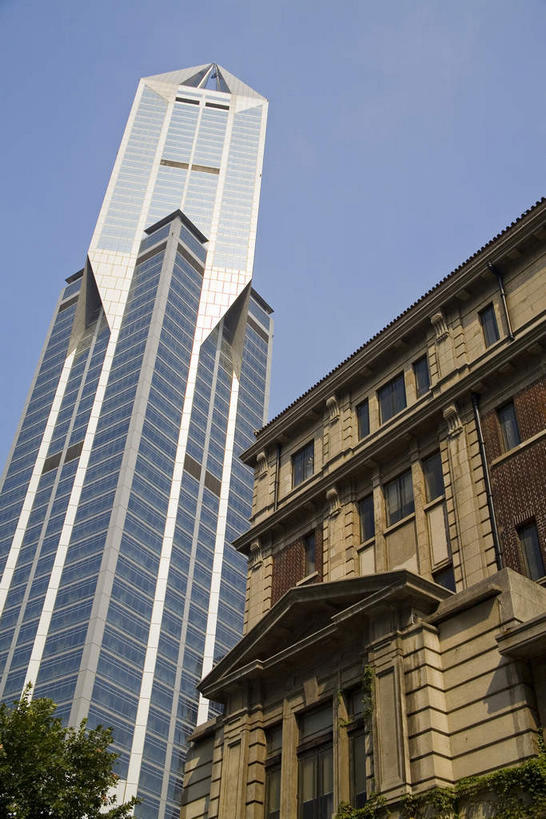 无人,家,高楼大厦,竖图,室外,白天,仰视,旅游,度假,植物,窗户,落地窗,标志建筑,大厦,地标,建筑,摩天大楼,上海,中国,亚洲,一排,许多,阴影,整齐,并列,并排,光线,影子,房屋,屋子,很多,娱乐,建设,楼房,玻璃窗,住宅,树,树木,排列,蓝色,绿色,蓝天,天空,阳光,自然,天,享受,休闲,旅游胜地,放松,生长,晴朗,成长,申,队列,平行,玻璃幕墙,黄浦区,明天广场,东亚,上海市,万里无云,中华人民共和国,沪,华东地区,晴空,晴空万里,彩图,低角度拍摄,房子,大楼,高层建筑,高楼,摩天楼,黄陂北路