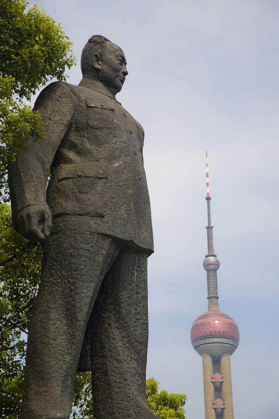 东方人,一个人,无人,站,竖图,室外,白天,仰视,制服,旅游,度假,植物,标志建筑,地标,建筑,雕塑,上海,中国,亚洲,仅一个男性,仅一个人,阴影,服装,艺术,装饰,光线,雕刻,雕像,影子,云,云朵,塔,云彩,黄种人,娱乐,建设,东方明珠,黄浦江,中山装,树,树木,一个,衣服,蓝色,绿色,白云,蓝天,天空,阳光,自然,工艺品,外滩,天,站着,仅一个老年男性,享受,休闲,旅游胜地,放松,服饰,生长,晴朗,单个,成长,纪念,美术,申,衣着,穿着,主题,电视塔,陈列,黄浦区,东亚,东方明珠广播电视塔,东方明珠电视塔,陈毅广场,中山东一路,上海市,中华人民共和国,沪,华东地区,功能,美学,老年男性,男人,男性,亚洲人,晴空,站立,半身,彩图,低角度拍摄,毛装,人民服,黄埔滩,上海外滩,外黄埔滩,东方明珠塔