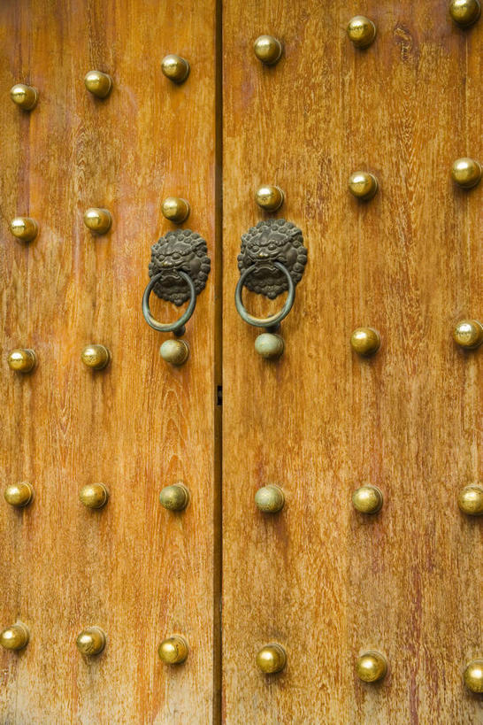 无人,寺庙,竖图,室外,特写,白天,正面,门,静物,上海,中国,亚洲,一排,许多,阴影,节日,整齐,装饰,并列,并排,光线,纹路,木制,纹理,影子,很多,燃烧,文化,南京西路,排列,两个,阳光,把手,门把手,木制品,香火,门框,庙宇,祈祷,健康,许愿,宗教,信仰,纪念,静安寺,华丽,修饰,祈求,门把,点缀,申,队列,平行,东亚,静安区,上海市,肌理,中华人民共和国,沪,华东地区,衬托,美观,雅致,雅观,平安,拉手,彩图,庙,寺,静安古寺,加固,门钉