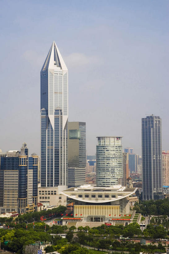 无人,高楼大厦,竖图,室外,白天,正面,旅游,度假,植物,窗户,落地窗,标志建筑,大厦,地标,建筑,剧院,摩天大楼,上海,中国,亚洲,一排,许多,阴影,整齐,并列,并排,光线,影子,云,云朵,很多,云彩,娱乐,建设,玻璃窗,树,树木,排列,蓝色,绿色,白云,蓝天,天空,阳光,自然,人民广场,天,享受,休闲,旅游胜地,放松,上海大剧院,生长,晴朗,成长,申,队列,平行,玻璃幕墙,黄浦区,明天广场,东亚,上海市,中华人民共和国,沪,华东地区,上海人民广场,晴空,彩图,大楼,高层建筑,高楼,剧场,摩天楼,黄陂北路