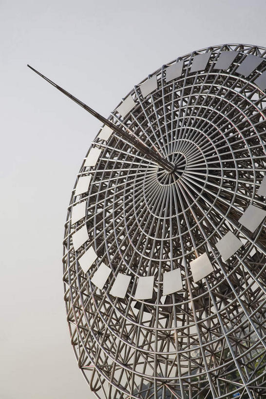 无人,竖图,室外,白天,仰视,旅游,度假,标志建筑,地标,建筑,金属制品,雕塑,上海,中国,亚洲,艺术,装饰,时间,金属,雕刻,雕像,乌云,云,阴天,云朵,计时,云彩,娱乐,建设,浦东,架子,一个,天空,工艺品,天,享受,休闲,旅游胜地,放松,单个,纪念,支撑,美术,固定,申,准确,昏暗,阴沉,主题,精准,陈列,浦东新区,世纪大道,世纪广场,日晷,东亚,上海市,中华人民共和国,沪,华东地区,功能,美学,日规,彩图,低角度拍摄,上海世纪广场,东方之光