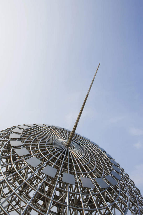 无人,竖图,室外,白天,仰视,旅游,度假,标志建筑,地标,建筑,金属制品,雕塑,上海,中国,亚洲,阴影,艺术,装饰,时间,光线,金属,雕刻,雕像,影子,计时,娱乐,建设,浦东,架子,一个,蓝色,蓝天,天空,阳光,工艺品,天,享受,休闲,旅游胜地,放松,晴朗,单个,纪念,支撑,美术,固定,申,准确,主题,精准,陈列,浦东新区,世纪大道,世纪广场,日晷,东亚,上海市,万里无云,中华人民共和国,沪,华东地区,功能,美学,日规,晴空,晴空万里,彩图,低角度拍摄,上海世纪广场,东方之光