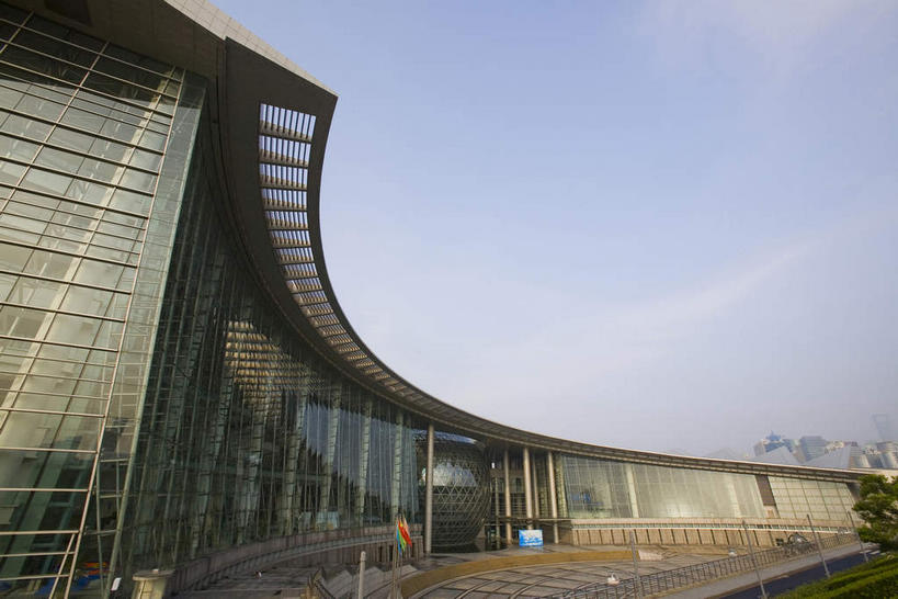 无人,横图,室外,白天,仰视,旅游,度假,技术,窗户,落地窗,标志建筑,道路,地标,建筑,路,上海,中国,亚洲,一排,许多,阴影,研究,整齐,并列,并排,光线,科学,瓦片,影子,屋檐,云,云朵,小路,交通,很多,教育,云彩,娱乐,建设,浦东,檐,玻璃窗,排列,蓝色,白云,倒影,蓝天,天空,阳光,天,享受,休闲,旅游胜地,放松,上海科技馆,晴朗,展览,申,倒映,队列,欣赏,科技馆,平行,陈列,玻璃幕墙,浦东新区,世纪大道,东亚,上海市,中华人民共和国,沪,华东地区,反照,晴空,彩图,低角度拍摄,科学技术馆