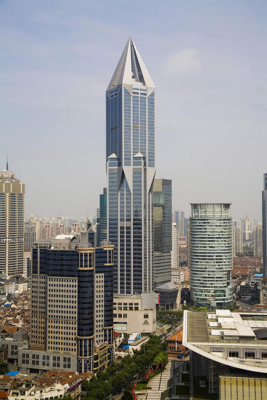 无人,高楼大厦,竖图,俯视,航拍,室外,白天,旅游,度假,植物,窗户,落地窗,标志建筑,大厦,地标,建筑,剧院,摩天大楼,上海,中国,亚洲,一排,许多,阴影,整齐,并列,并排,光线,影子,云,云朵,很多,云彩,娱乐,建设,玻璃窗,树,树木,排列,蓝色,绿色,白云,蓝天,天空,阳光,自然,人民广场,天,享受,休闲,旅游胜地,放松,上海大剧院,生长,晴朗,成长,申,鸟瞰,队列,平行,玻璃幕墙,黄浦区,明天广场,东亚,上海市,中华人民共和国,沪,华东地区,上海人民广场,晴空,彩图,高角度拍摄,大楼,高层建筑,高楼,剧场,摩天楼,黄陂北路