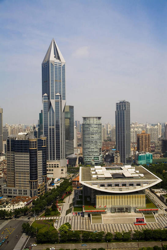 无人,高楼大厦,竖图,俯视,航拍,室外,白天,旅游,度假,植物,窗户,落地窗,标志建筑,大厦,地标,建筑,剧院,摩天大楼,上海,中国,亚洲,一排,许多,阴影,整齐,并列,并排,光线,影子,云,云朵,很多,云彩,娱乐,建设,玻璃窗,树,树木,排列,蓝色,绿色,白云,蓝天,天空,阳光,自然,人民广场,天,享受,休闲,旅游胜地,放松,上海大剧院,生长,晴朗,成长,申,鸟瞰,队列,平行,玻璃幕墙,黄浦区,明天广场,东亚,上海市,中华人民共和国,沪,华东地区,上海人民广场,晴空,彩图,高角度拍摄,大楼,高层建筑,高楼,剧场,摩天楼,黄陂北路