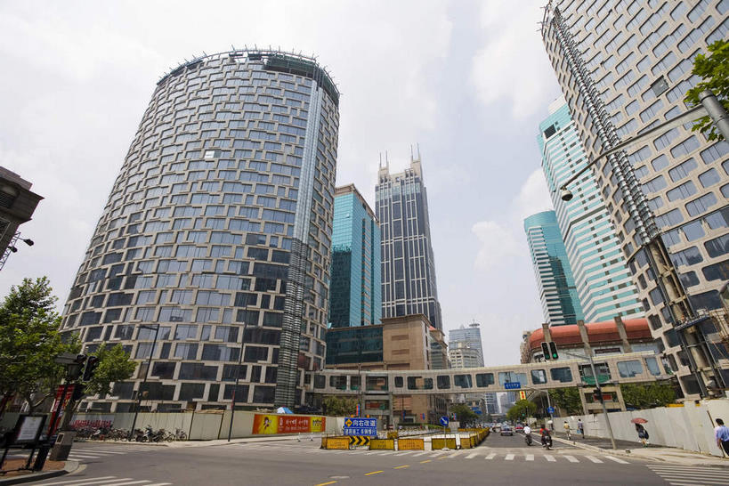 无人,高楼大厦,栏杆,横图,室外,白天,仰视,旅游,度假,植物,窗户,落地窗,标志建筑,大厦,道路,地标,建筑,路,摩天大楼,桥梁,人行横道,公路,上海,中国,亚洲,一排,许多,整齐,并列,并排,分离,乌云,云,阴天,云朵,人行道,天桥,围栏,桥,分界线,停车线,交通,很多,警告,云彩,娱乐,建设,护栏,玻璃窗,树,树木,排列,绿色,倒影,天空,自然,建筑工地,天,享受,休闲,旅游胜地,放松,警示,生长,成长,人行桥,车行道,车行道分界线,大上海时代广场,淮海路,隔离,禁止,申,提醒,倒映,昏暗,阴沉,队列,提示,限制,标线,人行横道线,平行,交通标志,玻璃幕墙,卢湾区,东亚,路锥,车行线,淮海中路,上海市,中华人民共和国,沪,华东地区,交通锥,地盘,建筑地盘,施工地盘,反照,危险,斑马线,马路,彩图,低角度拍摄,大楼,高层建筑,高楼,工地,摩天楼,过街天桥