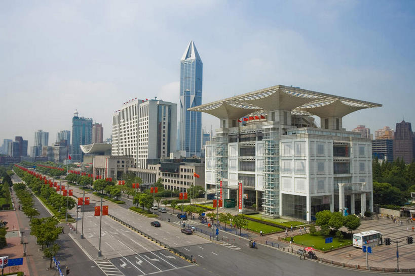 无人,高楼大厦,横图,俯视,室外,白天,旅游,度假,树林,植物,窗户,标志建筑,大厦,道路,地标,建筑,路,路灯,摩天大楼,公路,汽车,旗帜,照明,上海,中国,亚洲,一排,许多,吊挂,悬挂,阴影,整齐,光线,影子,柱子,墙,云,云朵,灯光,分界线,停车线,交通,很多,挂,云彩,娱乐,旗子,建设,玻璃窗,墙壁,墙面,车,灯,树,树木,排列,红色,蓝色,绿色,白云,蓝天,天空,阳光,自然,交通工具,轿车,人民广场,天,享受,休闲,旅游胜地,放松,上海城市规划馆,生长,晴朗,成长,车行道,车行道分界线,照亮,申,照明设备,队列,载具,标线,黄浦区,东亚,车行线,上海城市规划展示馆,上海市,中华人民共和国,沪,华东地区,旗号,上海人民广场,晴空,马路,彩图,高角度拍摄,大楼,高层建筑,高楼,摩天楼,上海城市规划展览馆