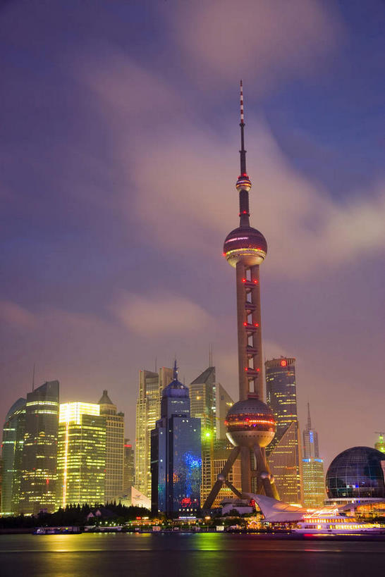 无人,高楼大厦,竖图,彩色,室外,夜晚,仰视,度假,河流,美景,树林,水,植物,城市风光,标志建筑,城市,大厦,地标,建筑,摩天大楼,霓虹灯,上海,中国,亚洲,阴影,光线,影子,河水,景观,水流,建筑群,灯光,七彩,娱乐,光源,建设,东方明珠,黄浦江,浦东,霓虹,灯,树,树木,绿色,倒影,自然,享受,休闲,景色,放松,生长,成长,申,倒映,照明设备,电视塔,金融中心,陆家嘴,陆家嘴金融贸易区,浦东新区,东亚,东方明珠广播电视塔,东方明珠电视塔,滨江大道,上海国际会议中心,上海市,中华人民共和国,沪,华东地区,氖灯,反照,彩图,低角度拍摄,大楼,高层建筑,高楼,摩天楼,春申江,东方明珠塔