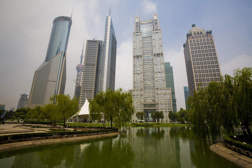 无人,高楼大厦,横图,室外,白天,仰视,度假,湖,湖泊,美景,树林,水,植物,窗户,落地窗,城市风光,城市,大厦,建筑,摩天大楼,上海,中国,亚洲,一排,许多,阴影,整齐,并列,并排,光线,影子,湖面,景观,水流,水面,云,云朵,建筑群,很多,云彩,娱乐,建设,浦东,玻璃窗,树,树木,排列,蓝色,绿色,白云,倒影,蓝天,天空,阳光,自然,湖水,天,享受,休闲,景色,放松,生长,晴朗,成长,申,倒映,队列,平行,玻璃幕墙,金融中心,陆家嘴,陆家嘴金融贸易区,浦东新区,东亚,上海市,中华人民共和国,沪,华东地区,交银金融大厦,反照,晴空,彩图,低角度拍摄,大楼,高层建筑,高楼,摩天楼,上海银行大厦,上海中银大厦,黄金置地大厦,汇亚大厦