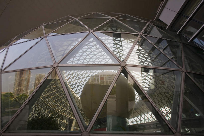 无人,横图,室外,白天,仰视,旅游,度假,技术,窗户,标志建筑,地标,建筑,上海,中国,亚洲,阴影,研究,反射,科学,影子,墙,球形,教育,娱乐,建设,浦东,玻璃窗,墙壁,墙面,倒影,享受,休闲,旅游胜地,放松,上海科技馆,展览,申,倒映,欣赏,科技馆,陈列,浦东新区,世纪大道,东亚,上海市,中华人民共和国,沪,华东地区,反照,彩图,低角度拍摄,科学技术馆