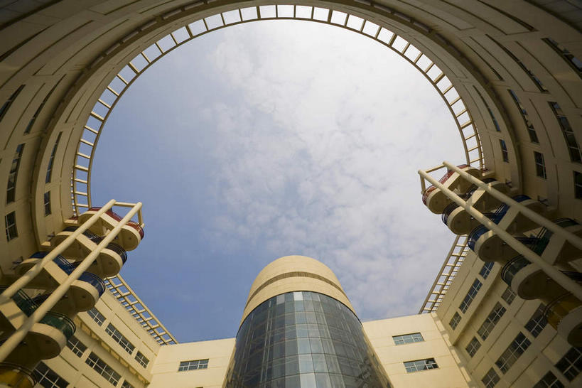 无人,高楼大厦,栏杆,横图,室外,白天,仰视,度假,技术,美景,窗户,城市风光,城市,大厦,建筑,摩天大楼,上海,中国,亚洲,许多,阴影,研究,光线,科学,影子,墙,景观,云,云朵,围栏,走道,走廊,过道,很多,教育,云彩,娱乐,建设,护栏,玻璃窗,墙壁,墙面,蓝色,白云,蓝天,天空,阳光,天,享受,休闲,景色,放松,晴朗,展览,申,欣赏,科技馆,陈列,东亚,上海市,中华人民共和国,沪,华东地区,闸北区,晴空,彩图,低角度拍摄,大楼,高层建筑,高楼,摩天楼,科学技术馆,上海市青年发展服务中心,上海市青少年活动中心