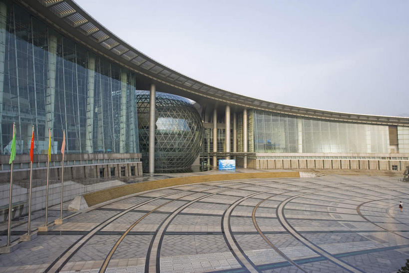 无人,栏杆,横图,室外,白天,正面,旅游,度假,技术,窗户,标志建筑,地标,建筑,旗帜,上海,中国,亚洲,一排,许多,吊挂,悬挂,阴影,研究,整齐,光线,科学,旗杆,影子,柱子,墙,云,云朵,围栏,很多,教育,挂,云彩,娱乐,旗子,建设,浦东,护栏,玻璃窗,墙壁,墙面,排列,蓝色,白云,蓝天,天空,阳光,天,享受,休闲,旅游胜地,放松,上海科技馆,晴朗,展览,申,队列,欣赏,科技馆,陈列,浦东新区,世纪大道,东亚,上海市,中华人民共和国,沪,华东地区,旗号,晴空,彩图,科学技术馆