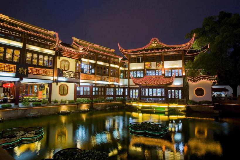 无人,家,栏杆,横图,彩色,室外,夜晚,仰视,旅游,度假,湖,湖泊,树林,水,植物,窗户,标志建筑,地标,建筑,霓虹灯,照明,上海,中国,亚洲,吊挂,悬挂,阴影,光线,灯笼,瓦片,影子,纸灯笼,房屋,墙,屋檐,屋子,湖面,水流,水面,围栏,灯光,七彩,挂,娱乐,光源,建设,茶楼,护栏,楼房,霓虹,檐,玻璃窗,墙壁,墙面,住宅,灯,树,树木,湖心亭,红色,蓝色,绿色,倒影,蓝天,天空,自然,灯具,茶馆,城隍庙,豫园,湖水,天,享受,休闲,旅游胜地,放松,生长,成长,茶室,照亮,申,倒映,照明设备,黄浦区,东亚,上海市,中华人民共和国,沪,华东地区,氖灯,茶房,茶肆,反照,老城隍庙,彩图,低角度拍摄,房子,豫园湖心亭茶楼,飞檐