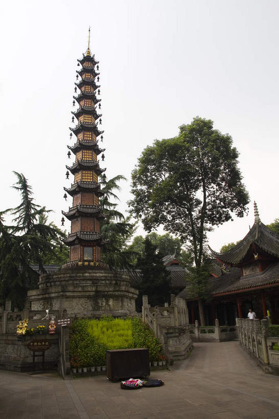 无人,寺庙,栏杆,竖图,室外,白天,仰视,旅游,度假,名胜古迹,树林,植物,楼梯,标志建筑,道路,地标,建筑,路,中国,亚洲,节日,遗迹,扶手,瓦片,香炉,阶梯,墙,屋檐,乌云,云,阴天,云朵,小路,塔,交通,云彩,古迹,文化,文物,娱乐,建设,古建筑,宝塔,护栏,檐,佛塔,墙壁,墙面,石板路,台阶,树,树木,绿色,天空,自然,庙宇,天,祈祷,享受,休闲,健康,旅游胜地,放松,许愿,宗教,佛教,信仰,四川省,生长,成长,纪念,祈求,祭奠,祭祀,昏暗,阴沉,祭坛,古文明,东亚,四川,成都,成都市,中华人民共和国,省会,西南地区,川,文殊坊,释教,敬拜,浮图,浮屠,文殊院,平安,彩图,低角度拍摄,庙,寺,文殊院街,塔婆,浮图塔,浮头,佛图,飞檐,成都文殊坊