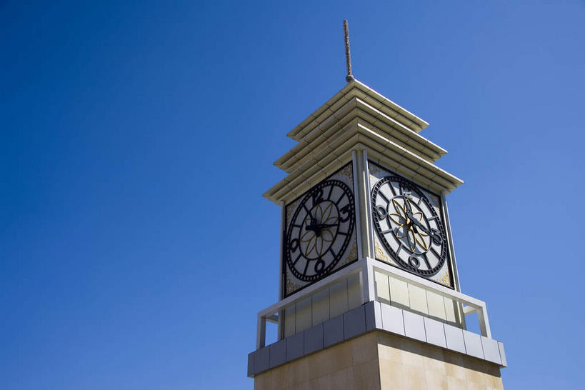 无人,栏杆,横图,室外,白天,仰视,旅游,度假,标志建筑,地标,建筑,中国,亚洲,阴影,时间,光线,时钟,影子,围栏,计时,娱乐,建设,护栏,蓝色,蓝天,天空,阳光,钟表,天,享受,休闲,表,旅游胜地,放松,晴朗,东亚,宁夏,银川,万里无云,首府,中华人民共和国,塔钟,西北地区,银川市,宁夏回族自治区,宁,钟,晴空,晴空万里,彩图,低角度拍摄,兴庆,兴庆区,南门楼,银川南门楼