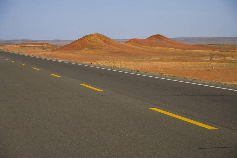 无人,横图,室外,白天,正面,旅游,度假,石头,美景,山,山脉,道路,路,公路,中国,亚洲,阴影,光线,纹路,石子,纹理,影子,景观,山峰,悬崖,分界线,褐色,停车线,交通,山峦,娱乐,蓝色,蓝天,天空,阳光,自然,群山,天,享受,休闲,景色,放松,晴朗,车行道,车行道分界线,自然风光,标线,东亚,车行线,新疆,万里无云,肌理,中华人民共和国,绝壁,新疆维吾尔自治区,西北地区,昌吉,昌吉回族自治州,石块,岩石,晴空,晴空万里,马路,彩图,昌吉州,新,吉木萨尔县,火烧山