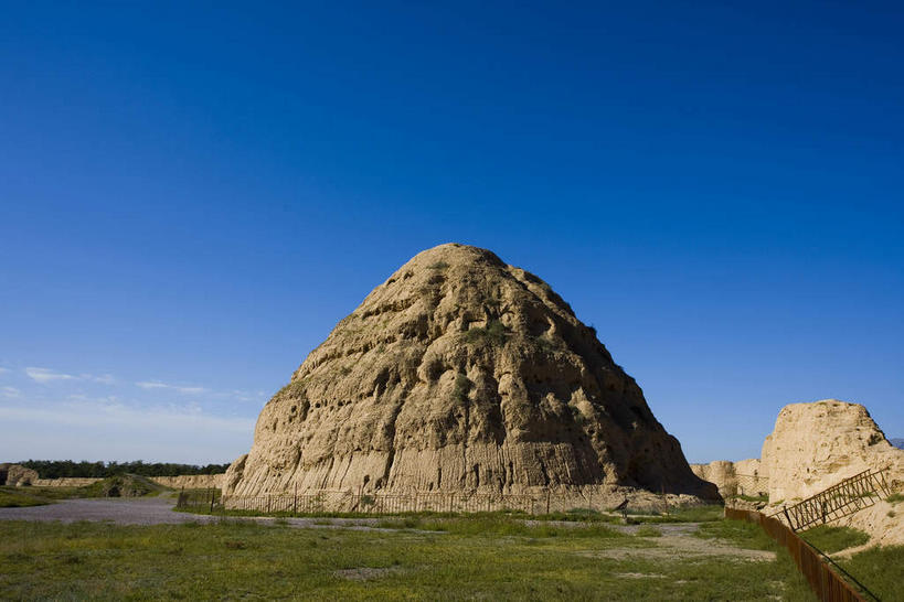 无人,横图,室外,白天,正面,旅游,度假,草地,草坪,名胜古迹,植物,标志建筑,地标,建筑,中国,亚洲,阴影,遗迹,光线,影子,云,云朵,云彩,古迹,文物,娱乐,建设,古建筑,草,蓝色,绿色,白云,蓝天,天空,阳光,天,享受,休闲,墓地,旅游胜地,放松,晴朗,坟墓,陵墓,坟场,古文明,东亚,宁夏,西夏王陵,银川,首府,中华人民共和国,西北地区,银川市,宁夏回族自治区,宁,晴空,彩图,贺兰山,西夏帝陵