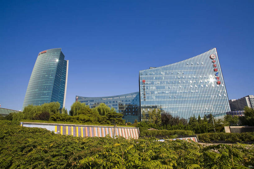 无人,高楼大厦,横图,室外,白天,仰视,旅游,度假,植物,窗户,落地窗,标志建筑,大厦,地标,建筑,摩天大楼,北京,中国,亚洲,一排,许多,阴影,整齐,并列,并排,光线,标志,文字,影子,字符,首都,很多,娱乐,标识,建设,玻璃窗,树,树木,排列,红色,蓝色,绿色,倒影,蓝天,天空,阳光,自然,天,享受,休闲,汉字,旅游胜地,放松,生长,晴朗,成长,倒映,队列,中文,平行,玻璃幕墙,东亚,海淀区,中关村,万里无云,中华人民共和国,北京市,京,北平,华北地区,国文,华文,反照,晴空,晴空万里,彩图,低角度拍摄,大楼,高层建筑,高楼,摩天楼,国家自主创新示范区,中关村科技园,中钢国际广场,中关村E世界,中关村西区