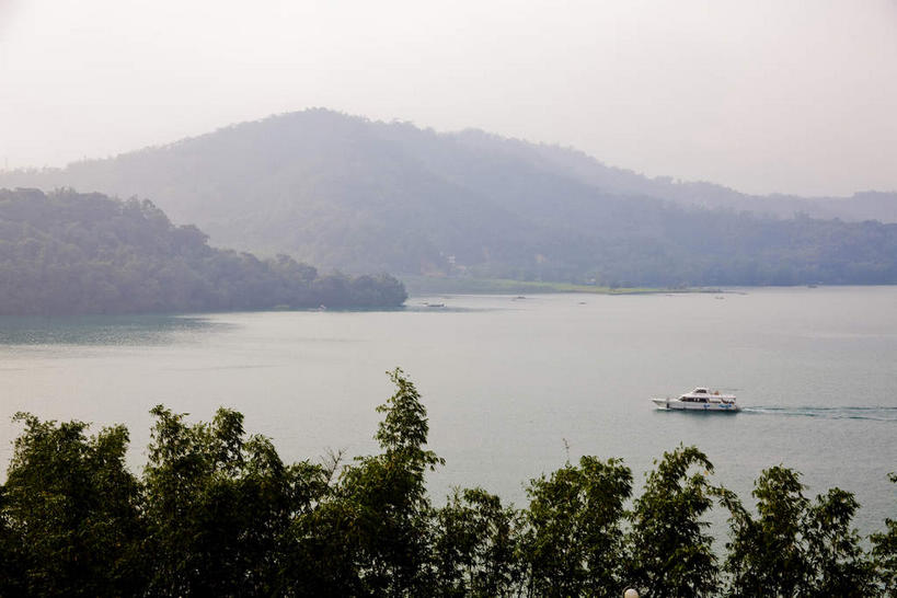 无人,横图,俯视,室外,白天,旅游,度假,湖,湖泊,美景,山,山脉,水,植物,雾,轮船,船,日月潭,台湾,中国,亚洲,一艘,波纹,飞溅,朦胧,模糊,溅,液体,湖面,景观,山峰,水滴,水流,水面,乌云,云,阴天,云朵,山峦,云彩,娱乐,水珠,树,树木,绿色,水纹,天空,自然,船尾波,交通工具,波浪,湖水,群山,天,享受,休闲,景色,放松,生长,成长,迷雾,昏暗,阴沉,喷洒,自然风光,载具,东亚,南投县,鱼池乡,港澳台,中华人民共和国,台湾省,南投,日月潭国家风景区,大雾,彩图,高角度拍摄,台