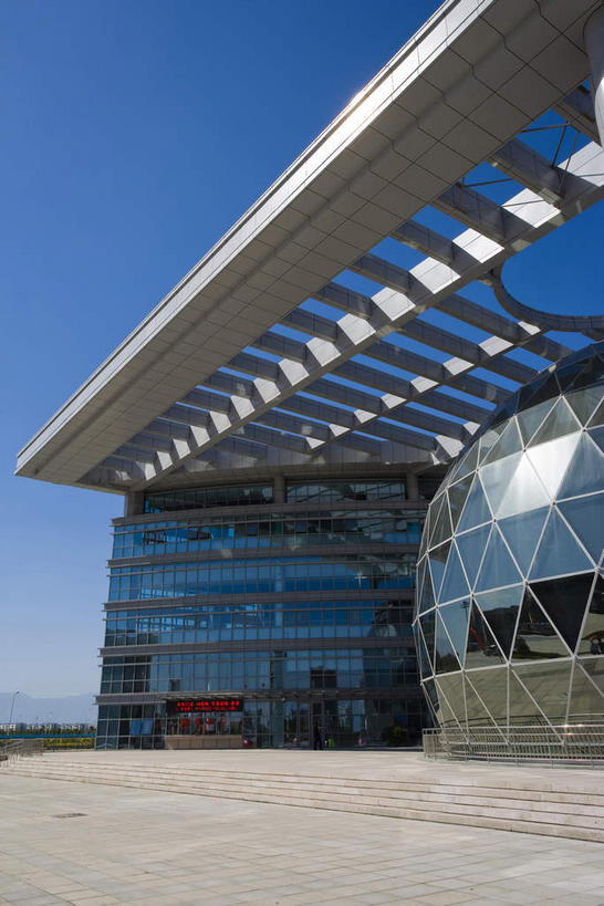 无人,竖图,室外,白天,仰视,旅游,度假,技术,窗户,落地窗,标志建筑,地标,建筑,中国,亚洲,一排,许多,阴影,研究,整齐,并列,并排,光线,科学,影子,很多,教育,娱乐,建设,玻璃窗,架子,排列,蓝色,蓝天,天空,阳光,天,享受,休闲,旅游胜地,放松,晴朗,展览,支撑,固定,队列,欣赏,科技馆,平行,陈列,玻璃幕墙,东亚,宁夏,银川,万里无云,首府,中华人民共和国,西北地区,银川市,宁夏回族自治区,宁,晴空,晴空万里,彩图,低角度拍摄,科学技术馆,宁夏科技馆