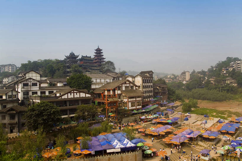 无人,家,横图,室外,白天,正面,旅游,度假,名胜古迹,植物,标志建筑,地标,建筑,重庆,中国,亚洲,阴影,遗迹,光线,瓦片,影子,房屋,屋顶,屋檐,屋子,云,云朵,塔,云彩,顶棚,古迹,文物,娱乐,建设,古建筑,楼房,檐,住宅,树,树木,蓝色,绿色,白云,蓝天,天空,阳光,自然,天,享受,休闲,旅游胜地,放松,生长,晴朗,成长,古文明,东亚,磁器口,中华人民共和国,西南地区,重庆市,渝,沙坪坝区,晴空,彩图,房子,磁器口古镇