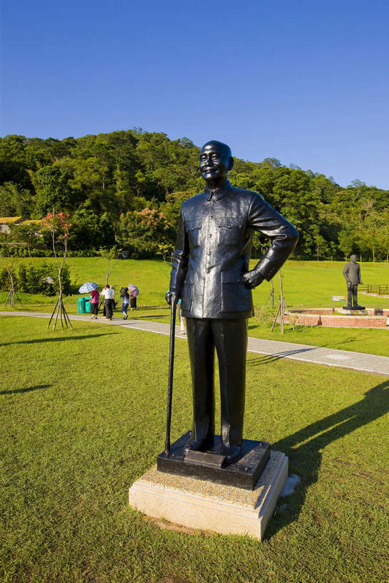 东方人,一个人,无人,站,竖图,室外,白天,正面,度假,草地,草坪,美景,植物,城市风光,城市,道路,路,雕塑,台湾,中国,亚洲,仅一个男性,仅一个人,阴影,服装,曲折,弯曲,艺术,装饰,光线,雕刻,雕像,影子,景观,小路,交通,黄种人,娱乐,草,树,树木,衣服,蓝色,绿色,蓝天,天空,阳光,自然,工艺品,天,站着,仅一个老年男性,享受,休闲,景色,放松,服饰,蜿蜒,生长,晴朗,成长,纪念,美术,蒋介石,衣着,总统,穿着,主题,陈列,东亚,桃园县,万里无云,港澳台,中华人民共和国,功能,美学,台湾省,衣饰,老年男性,男人,男性,亚洲人,晴空,晴空万里,站立,彩图,桃园,校长,台,委员长,志清,瑞元,蒋中正