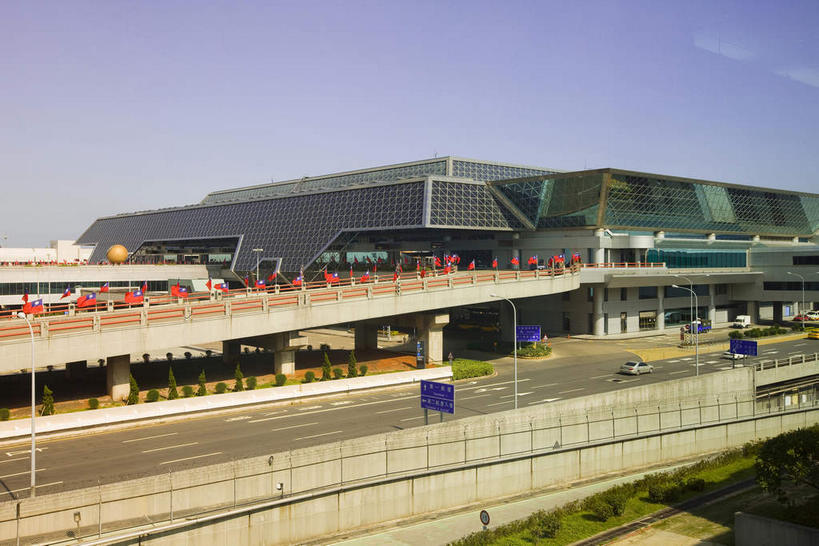 无人,机场,栏杆,横图,室外,白天,正面,旅游,度假,窗户,落地窗,标志建筑,大桥,道路,地标,飞机场,建筑,路,桥梁,公路,台湾,中国,亚洲,一排,许多,阴影,整齐,并列,并排,光线,影子,柱子,云,云朵,高架,围栏,桥,分界线,停车线,交通,很多,云彩,娱乐,建设,护栏,玻璃窗,排列,蓝色,白云,蓝天,天空,阳光,天,享受,休闲,旅游胜地,放松,晴朗,车行道,车行道分界线,队列,标线,平行,高架桥,玻璃幕墙,东亚,车行线,高架道路,跨线桥,桃园县,港澳台,中华人民共和国,台湾省,航空站,空港,晴空,马路,彩图,大丘园,大园乡,台湾桃园国际机场,桃园,桃园机场,中正国际机场,台