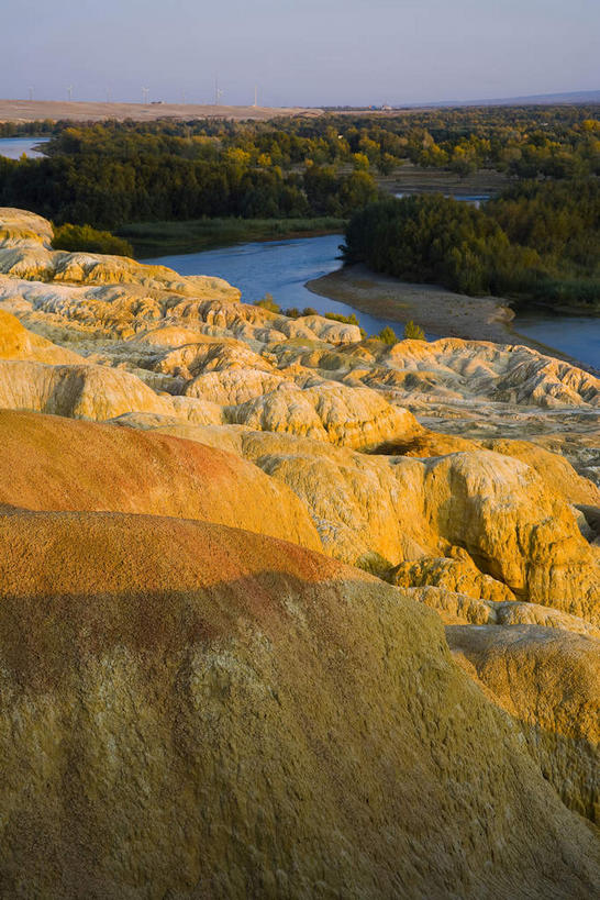 无人,竖图,俯视,航拍,室外,白天,旅游,度假,河流,石头,美景,森林,树林,水,峡谷,植物,中国,亚洲,阴影,曲折,弯曲,光线,石子,影子,河水,景观,水流,山谷,娱乐,树,树木,蓝色,绿色,蓝天,天空,阳光,自然,天,享受,休闲,景色,放松,蜿蜒,生长,晴朗,成长,岩层,鸟瞰,自然风光,东亚,新疆,万里无云,中华人民共和国,新疆维吾尔自治区,西北地区,昌吉,昌吉回族自治州,石块,岩石,晴空,晴空万里,彩图,高角度拍摄,昌吉州,新,吉木萨尔县,五彩湾