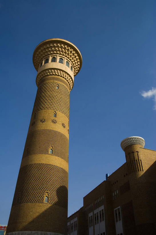 无人,家,竖图,室外,白天,仰视,度假,美景,窗户,城市风光,城市,中国,亚洲,阴影,光线,影子,房屋,墙,屋子,景观,塔,娱乐,楼房,玻璃窗,墙壁,墙面,住宅,蓝色,蓝天,天空,阳光,天,享受,休闲,景色,放松,晴朗,东亚,乌鲁木齐,新疆,国际大巴扎,万里无云,首府,中华人民共和国,乌鲁木齐市,新疆维吾尔自治区,西北地区,大巴扎,晴空,晴空万里,彩图,低角度拍摄,房子,二道桥,二道桥商业圈,天山区,新疆国际大巴扎,新